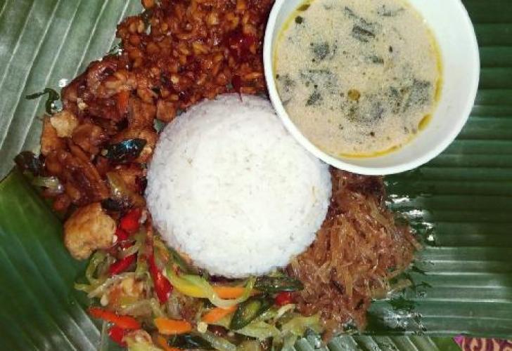 Pak Warjo's Nasi Rames: Simple Meals That Brighten Your Day in Cilacap